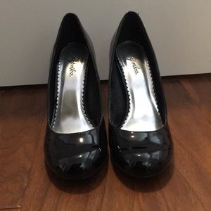 Black Round Toe Patent Pumps